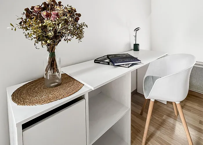 T2 Moderne Terrasse, Parking, Proche Commerces *